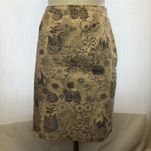 Melrose Petites Beige with Floral Outline Patterns Skirt Size 10 - Picture 1 of 6